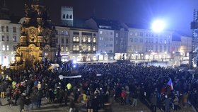 Demonstrace v Olomouci proti Zdeňkovi Ondráčkovi (KSČM) v čele komise pro kontrolu GIBS (5.3.2018)