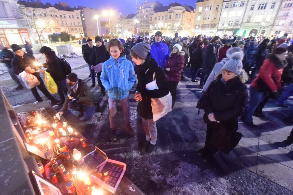 Demonstrace v Ostravě proti Zdeňkovi Ondráčkovi (KSČM) v čele komise pro kontrolu GIBS (5.3.2018)