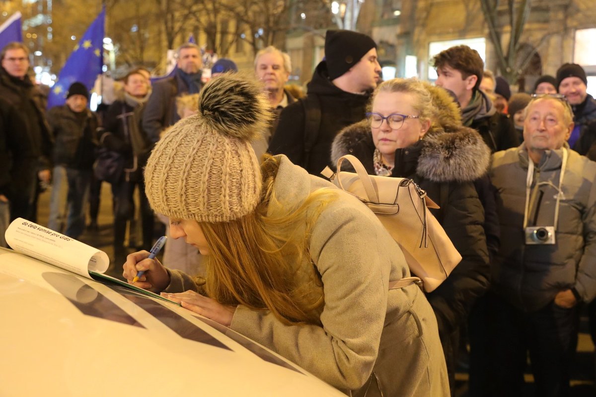 Demonstrace v Praze proti Zdeňkovi Ondráčkovi (KSČM) v čele komise pro kontrolu GIBS (5.3.2018)