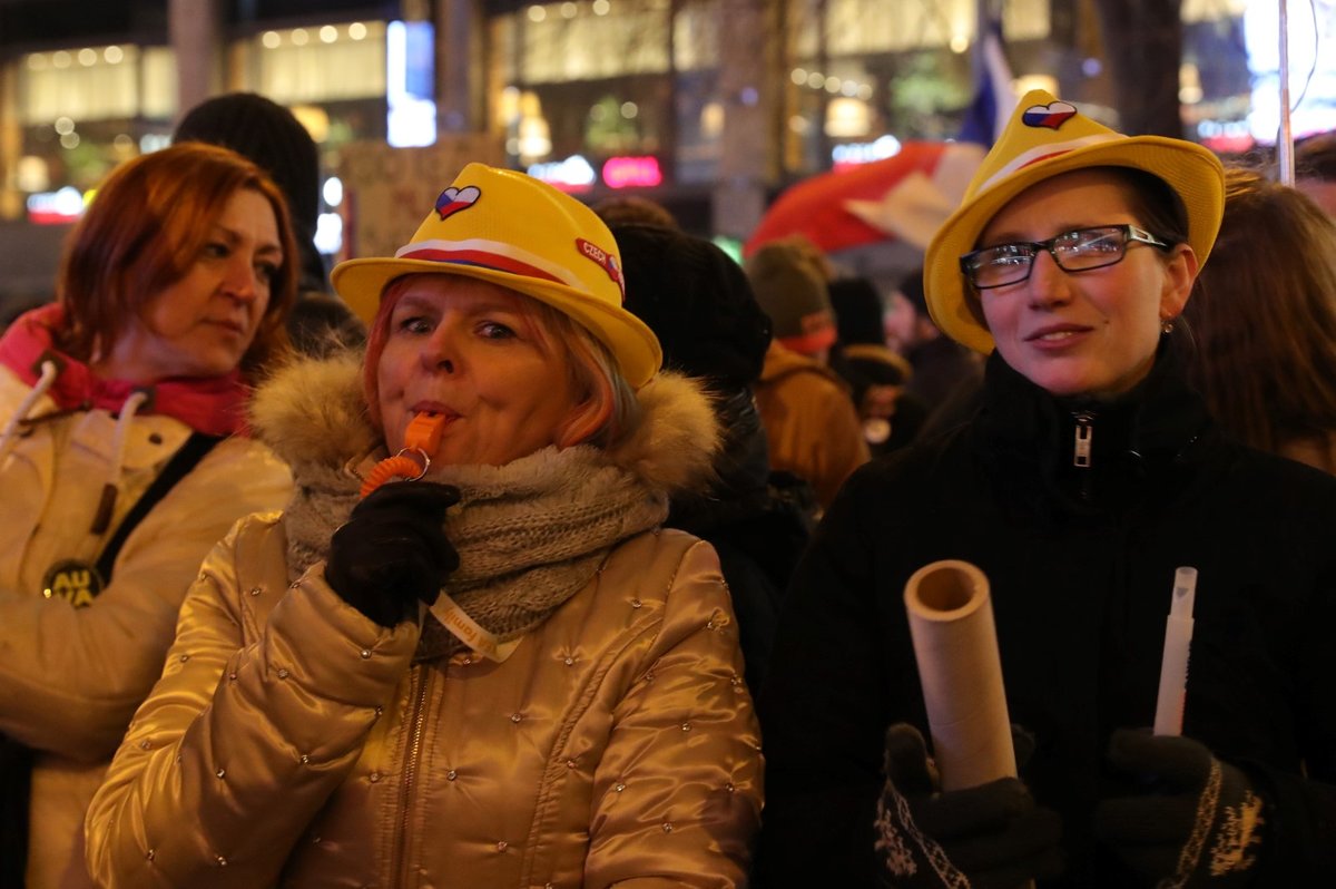 Demonstrace v Praze proti Zdeňkovi Ondráčkovi (KSČM) v čele komise pro kontrolu GIBS (5.3.2018)