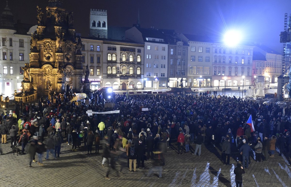 Demonstrace v Olomouci proti Zdeňkovi Ondráčkovi (KSČM) v čele komise pro kontrolu GIBS (5.3.2018)