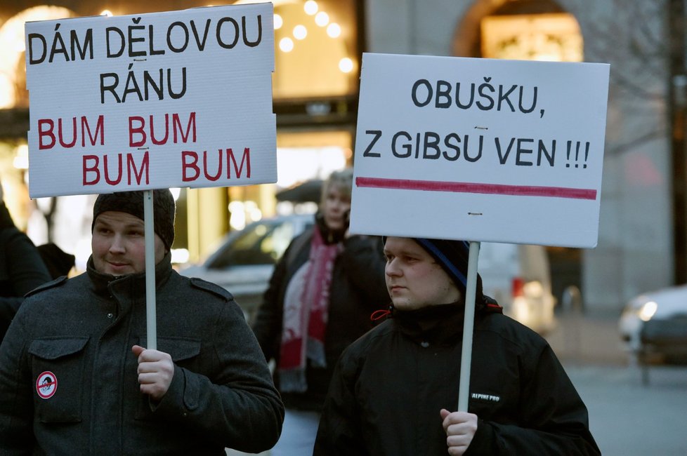 Lidé v Brně protestují proti Zdeňkovi Ondráčkovi v čele komise pro kontrolu GIBS (5. 3. 2018).