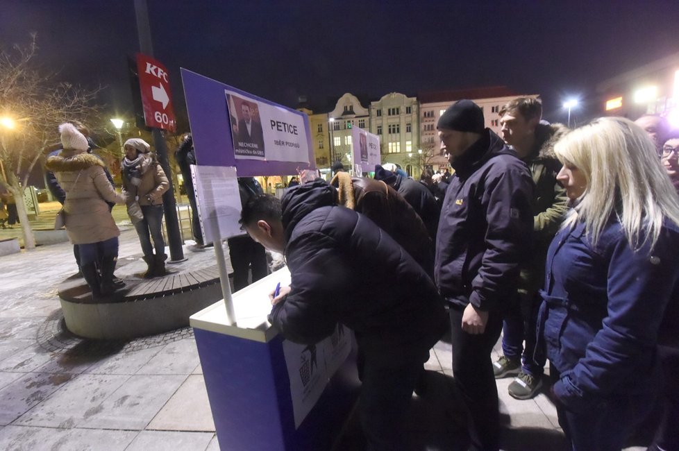 Demonstrace v Ostravě proti Zdeňkovi Ondráčkovi (KSČM) v čele komise pro kontrolu GIBS (5. 3. 2018)