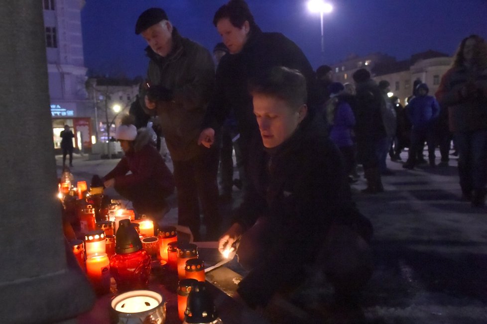 Demonstrace v Ostravě proti Zdeňkovi Ondráčkovi (KSČM) v čele komise pro kontrolu GIBS (5.3.2018)