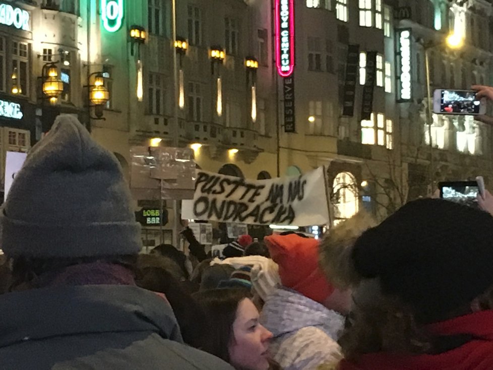 Demonstrace v Praze proti Zdeňku Ondráčkovi (KSČM) v čele komise pro kontrolu GIBS (5. 3. 2018)