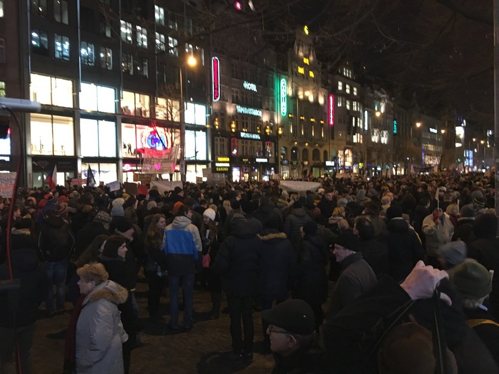 Demonstrace v Praze proti Zdeňku Ondráčkovi (KSČM) v čele komise pro kontrolu GIBS (5. 3. 2018)