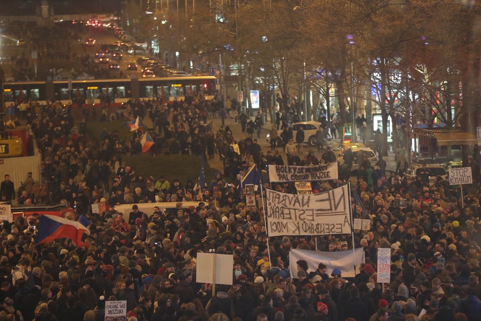 Demonstrace v Praze proti Zdeňkovi Ondráčkovi (KSČM) v čele komise pro kontrolu GIBS (5.3.2018)