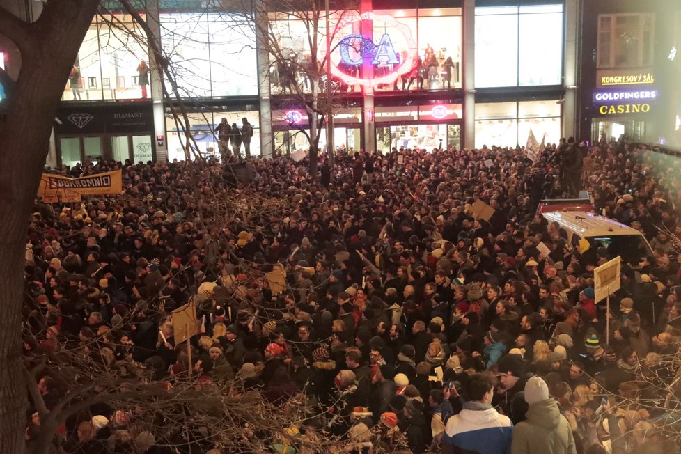 Demonstrace v Praze proti Zdeňku Ondráčkovi (KSČM) v čele komise pro kontrolu GIBS (5. 3. 2018)