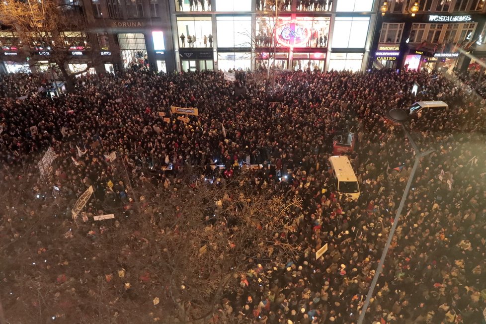 Demonstrace v Praze proti Zdeňku Ondráčkovi (KSČM) v čele komise pro kontrolu GIBS (5. 3. 2018)