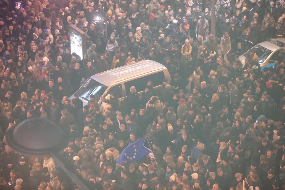 Demonstrace v Praze proti Zdeňku Ondráčkovi (KSČM) v čele komise pro kontrolu GIBS (5. 3. 2018)