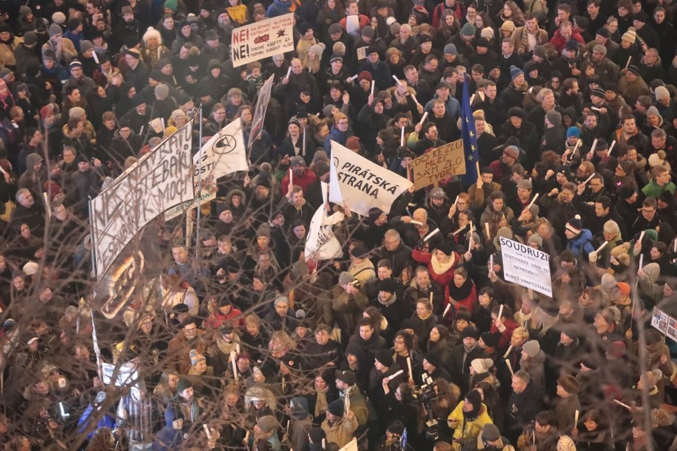 Demonstrace v Praze proti Zdeňku Ondráčkovi (KSČM) v čele komise pro kontrolu GIBS (5.3.2018)