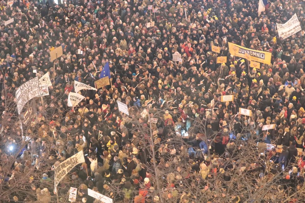 Demonstrace v Praze proti Zdeňkovi Ondráčkovi (KSČM) v čele komise pro kontrolu GIBS (5.3.2018)