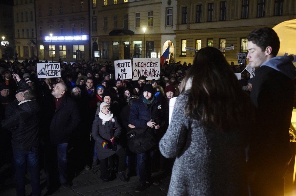 Demonstrace v Olomouci proti Zdeňkovi Ondráčkovi (KSČM) v čele komise pro kontrolu GIBS (5.3.2018)