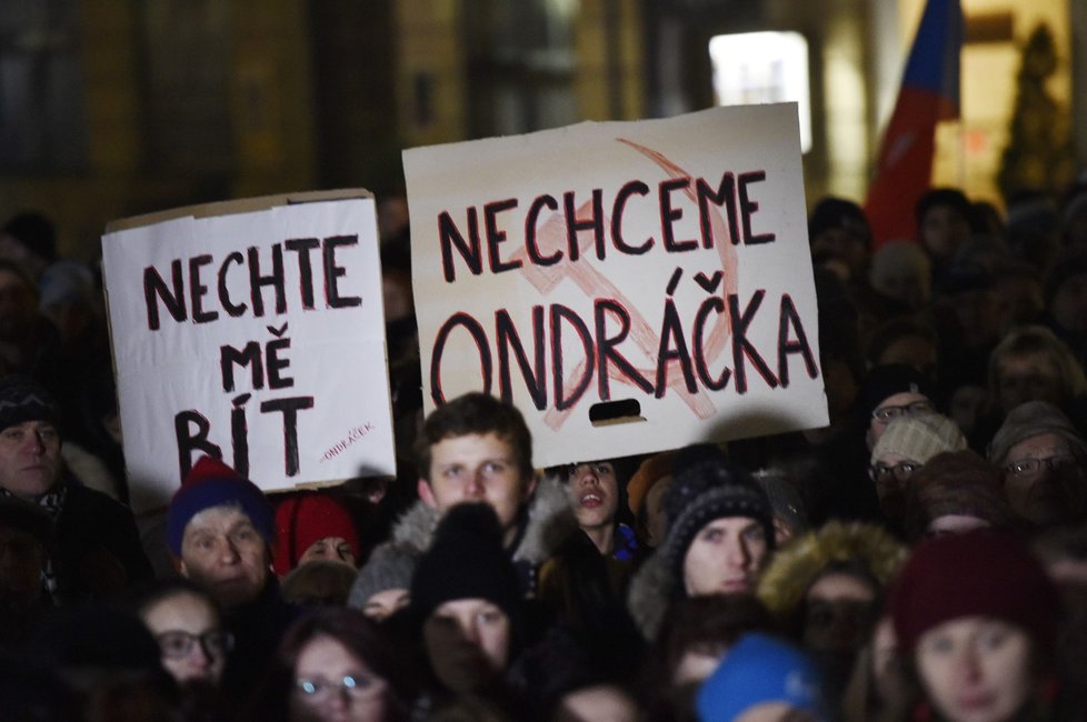 Demonstrace v Olomouci proti Zdeňkovi Ondráčkovi (KSČM) v čele komise pro kontrolu GIBS (5. 3. 2018)