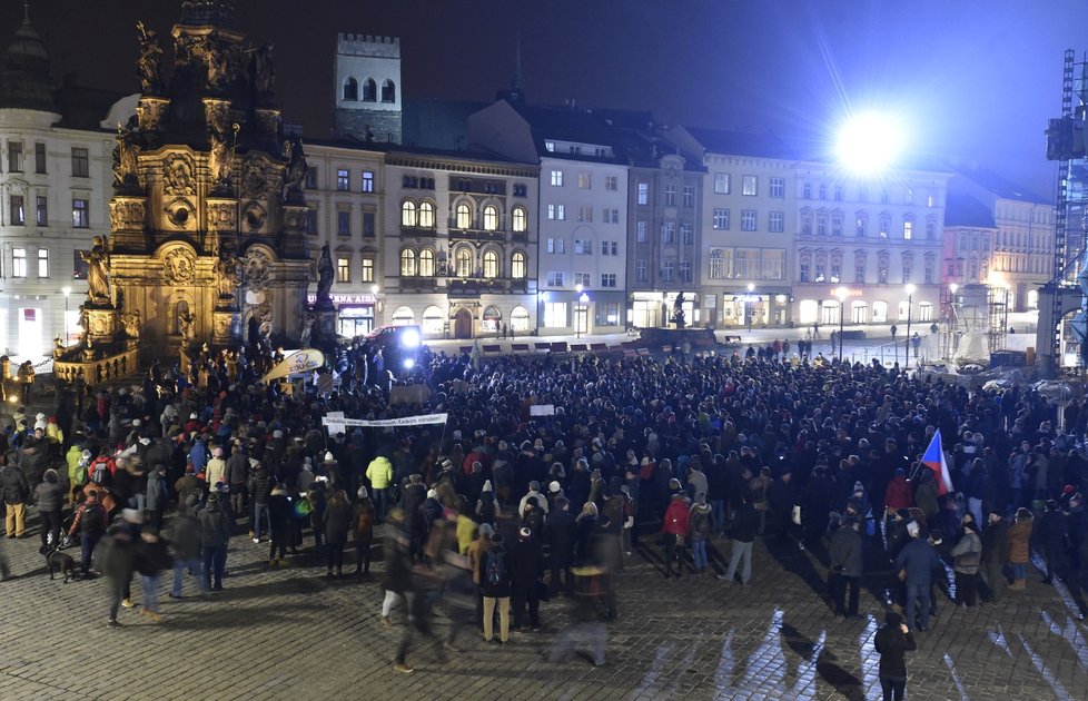 Demonstrace v Olomouci proti Zdeňku Ondráčkovi (KSČM) v čele komise pro kontrolu GIBS (5. 3. 2018)