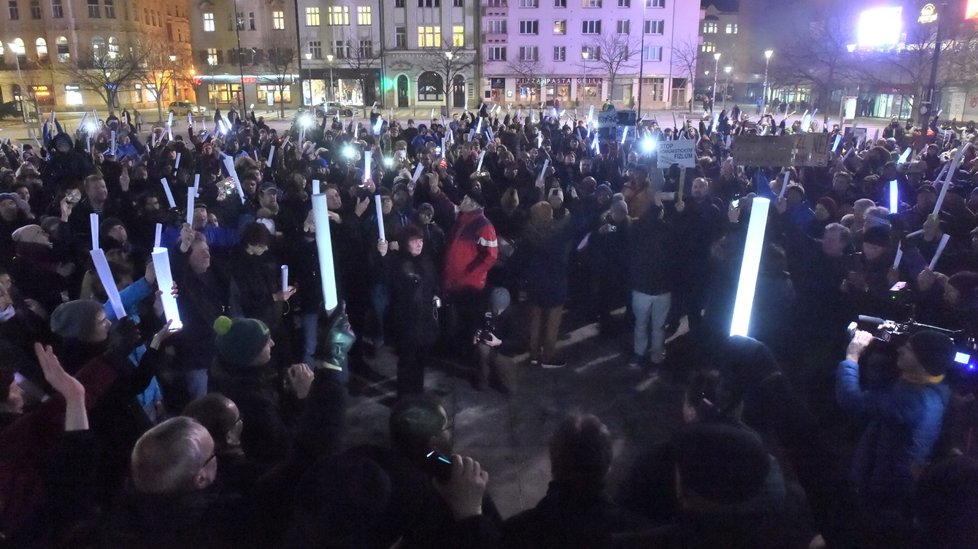 Demonstrace v Ostravě proti Zdeňkovi Ondráčkovi (KSČM) v čele komise pro kontrolu GIBS (5.3.2018)