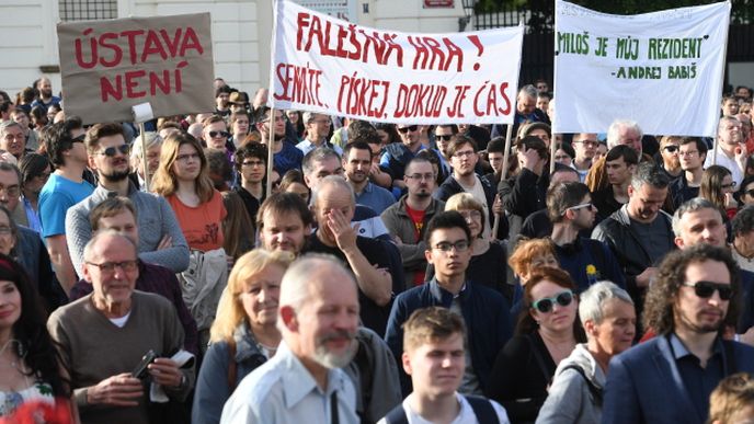 demonstrace proti Zemanovi a Babišovi