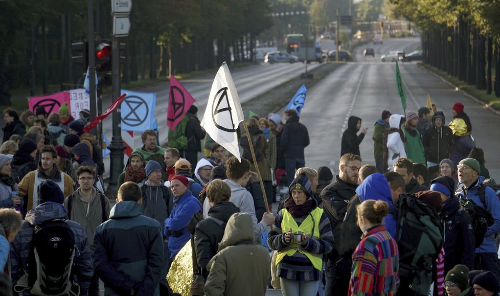 Ve světových metropolích dnes začaly několikadenní protesty klimatických aktivistů z hnutí Extinction Rebellion (Vzpoura proti vyhynutí). Demonstrace v Berlíně.