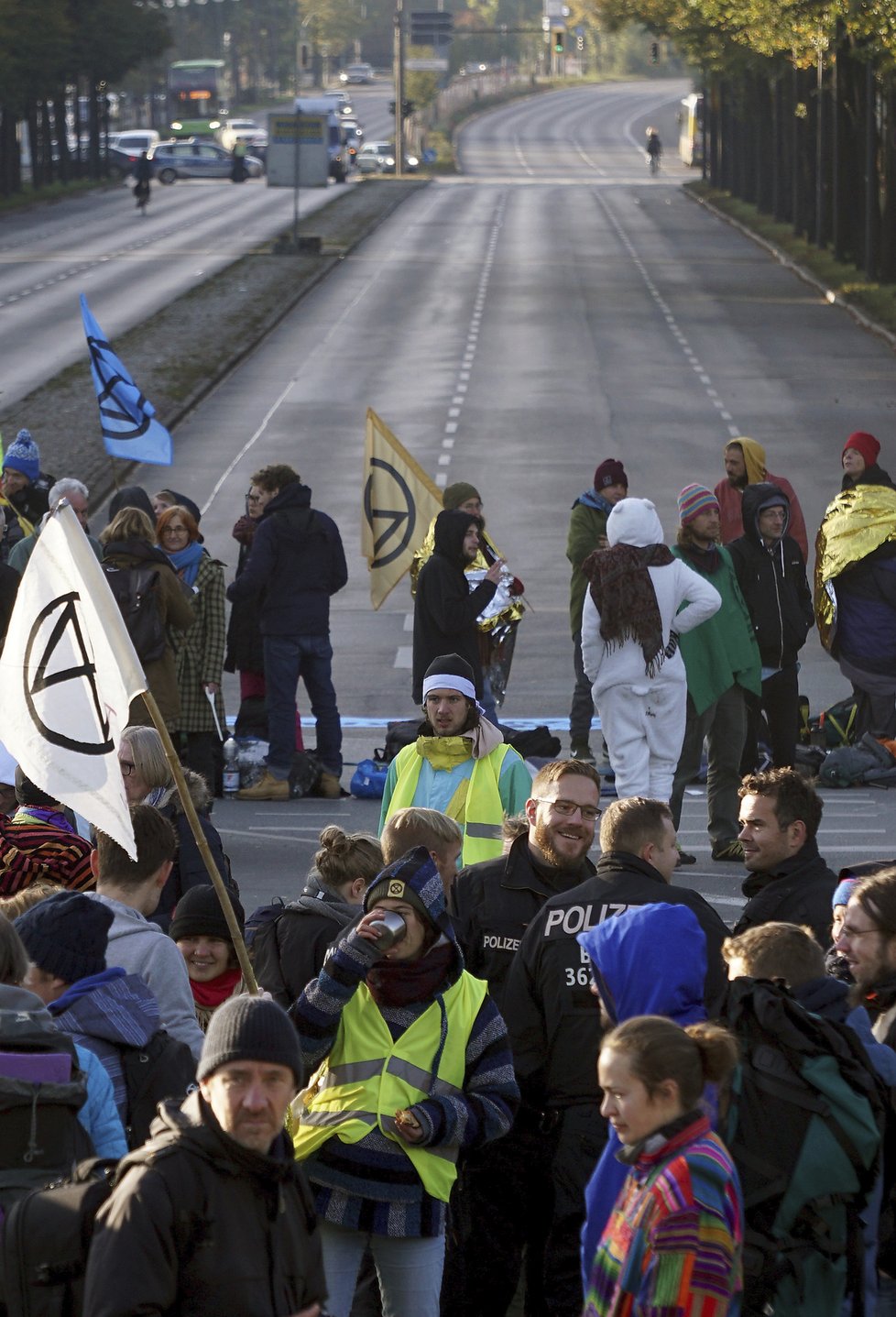 Ve světových metropolích dnes začaly několikadenní protesty klimatických aktivistů z hnutí Extinction Rebellion (Vzpoura proti vyhynutí). Demonstrace v Berlíně.