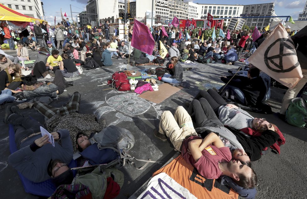 Ve světových metropolích dnes začaly několikadenní protesty klimatických aktivistů z hnutí Extinction Rebellion (Vzpoura proti vyhynutí). Demonstrace v Berlíně.