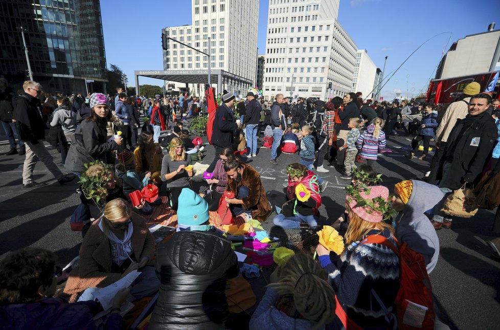 Ve světových metropolích dnes začaly několikadenní protesty klimatických aktivistů z hnutí Extinction Rebellion (Vzpoura proti vyhynutí). Demonstrace v Berlíně.