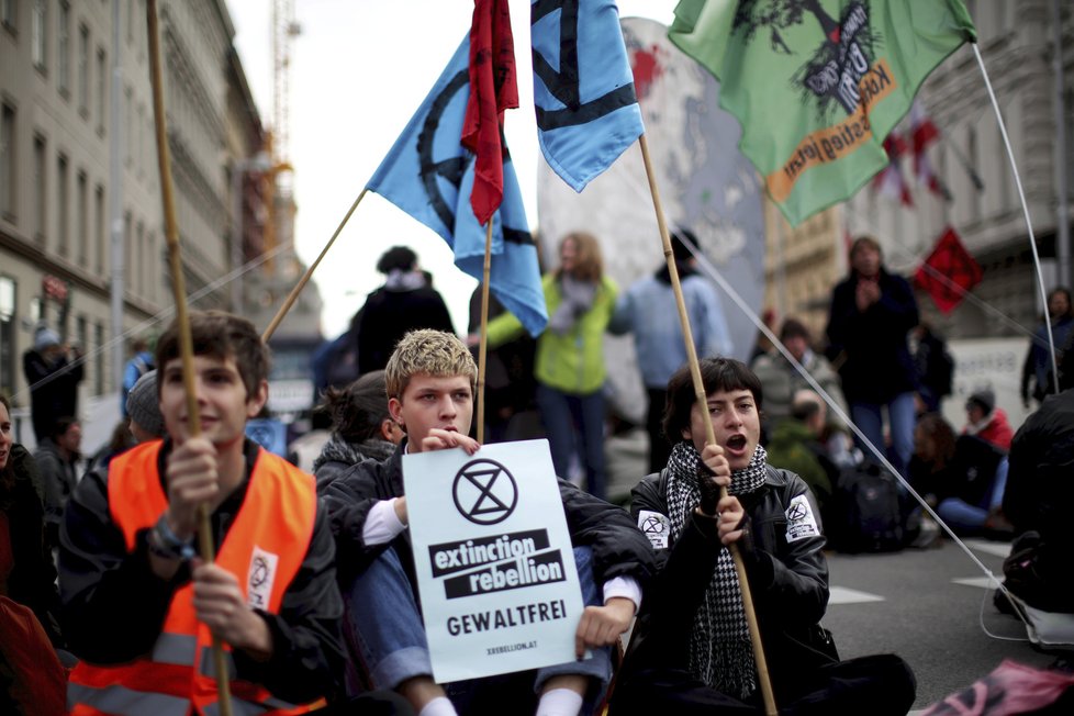 Ve světových metropolích dnes začaly několikadenní protesty klimatických aktivistů z hnutí Extinction Rebellion (Vzpoura proti vyhynutí). Demonstrace ve Vídni.