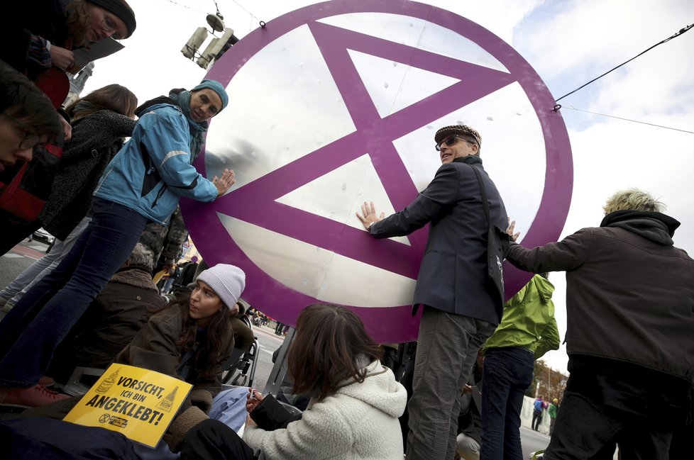 Ve světových metropolích dnes začaly několikadenní protesty klimatických aktivistů z hnutí Extinction Rebellion (Vzpoura proti vyhynutí). Demonstrace ve Vídni.