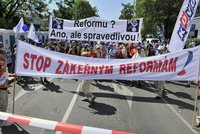 Píšťalky i vuvuzely proti vládním reformám