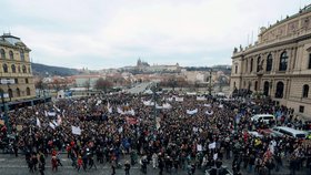 Prostranství před Rudolfinem je téměř zaplněné