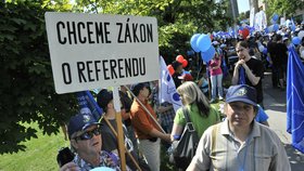 Demonstraci provázejí různá hesla