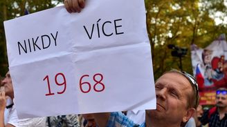 U ruské ambasády protestovaly stovky lidí, přišel i Kocáb či Pospíšil