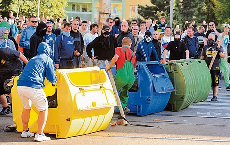 Demonstranti si stavěli barikády z popelnic.