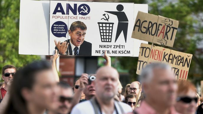 V Olomouci byla účast na demonstraci podstatně vyšší než před dvěma týdny, kdy zřejmě účastníky odradil déšť. V letních teplotách dorazilo na Horní náměstí několik set lidí.