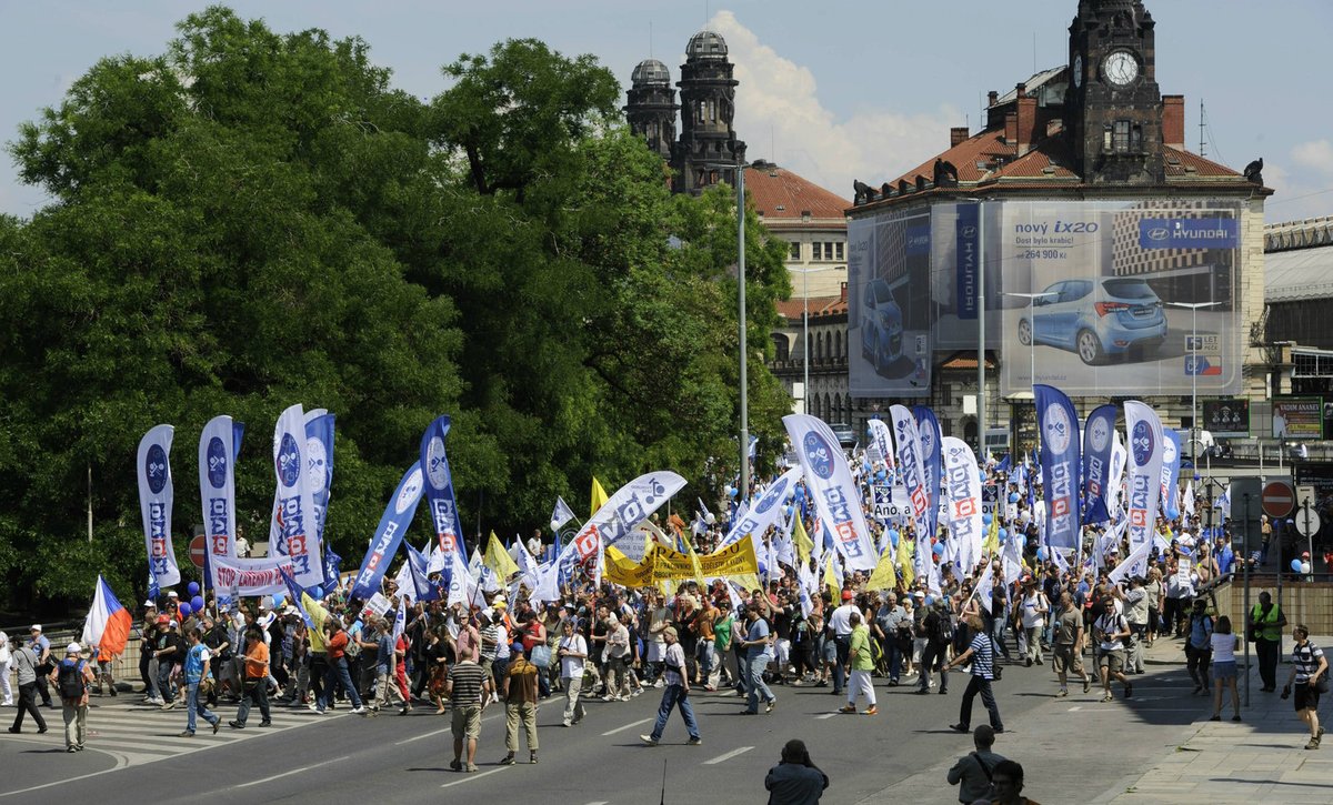 Pochod odborářů z pražského Žižkova na Václavské náměstí zastavil dopravu na magistrále.
