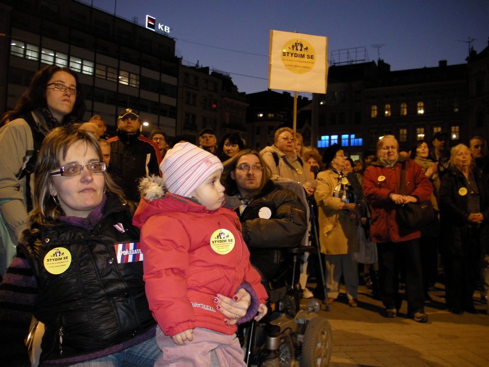 Monozí demonstranti dali najevo, že se za vládu stydí