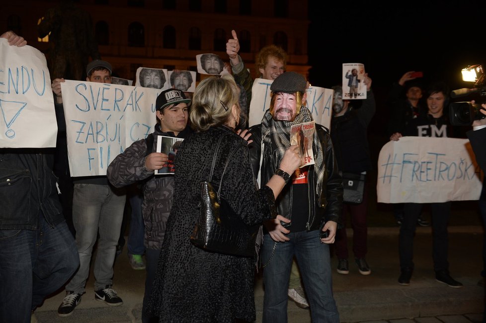 Demonstranti před budovou Rudolfina protestují na podporu Zdeňka Trošky