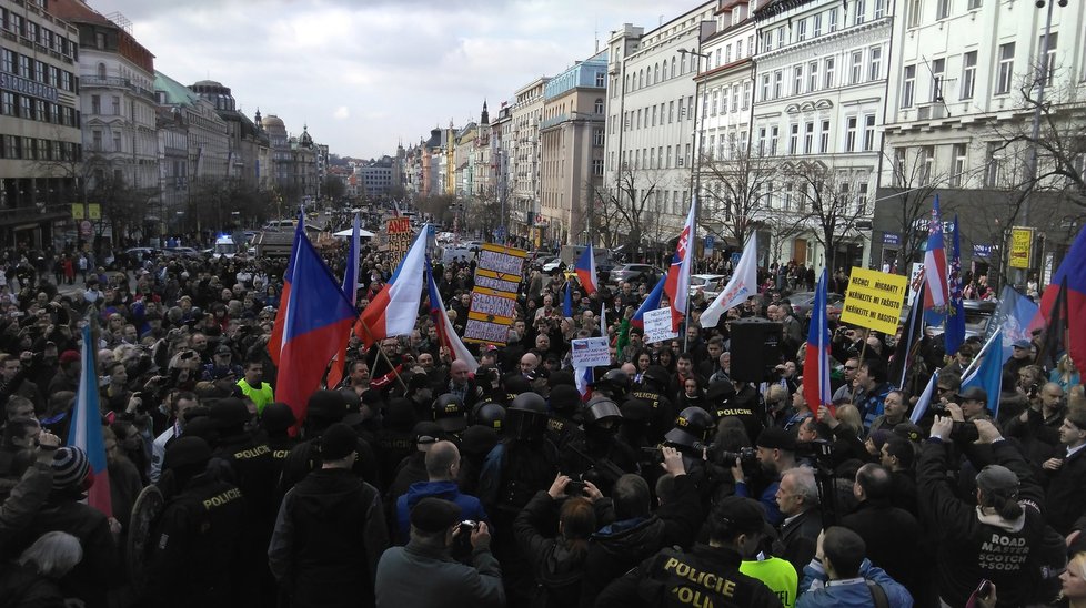 Demonstrace na Václavském náměstí a v Hybernské ulici