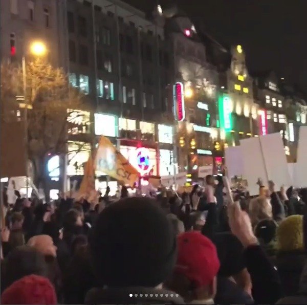 Mezi demonstranty zvonila klíči i Kristýna Frejová.