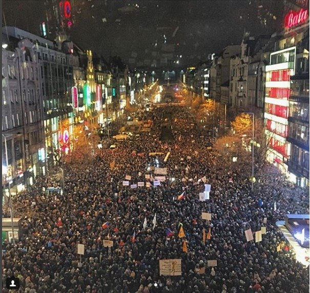 Ester Geislerová sdílela fotografii z demonstrace na Václavském náměstí.