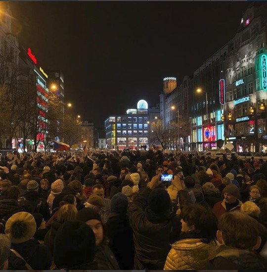 Braňo Holiček si fotil demonstranty na Václavském náměstí proti Zdeňku Ondráčkovi.