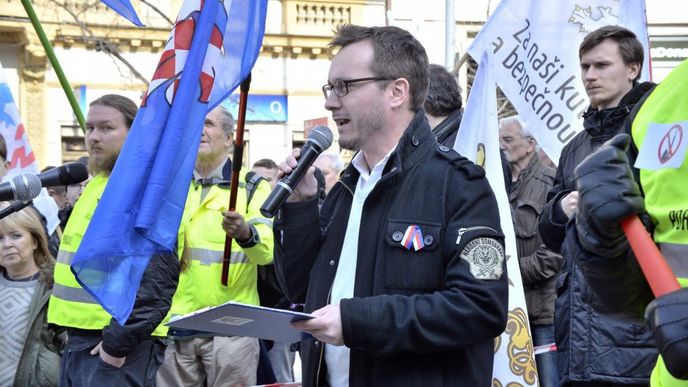 Demonstraci a pochod za Českou republiku uspořádalo 26. března na Václavském náměstí v Praze hnutí Za naši kulturu a bezpečnou zem a Národní demokracie. Na snímku hovoří předseda Národní demokracie Adam Bartoš.