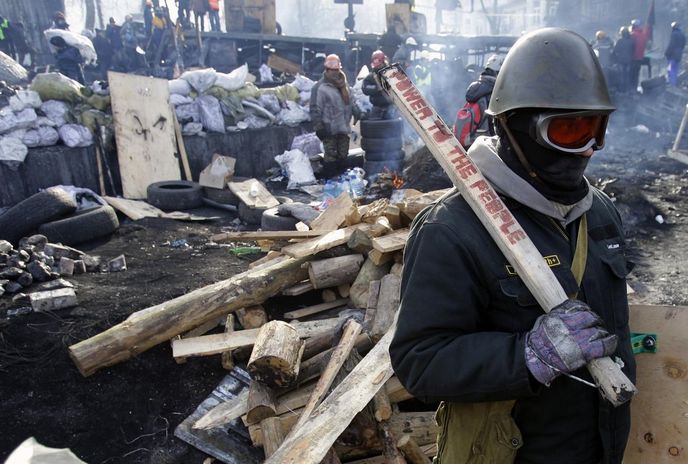 Demonstrant brání barikádu v centru Kyjeva