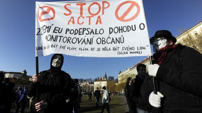 Demonstranti nechtějí, aby smlouvu ratifikoval parlament