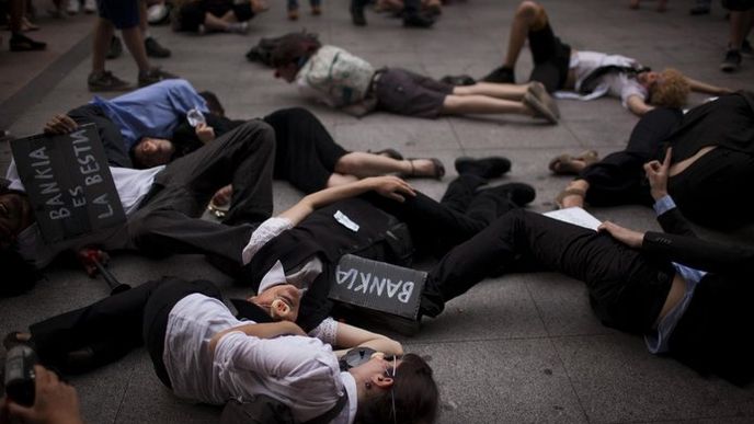 Demonstranti před bankou Bankia v Barceloně