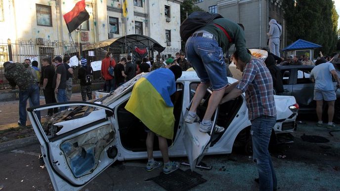 Demonstranti před ruskou ambasádou v Kyjevě