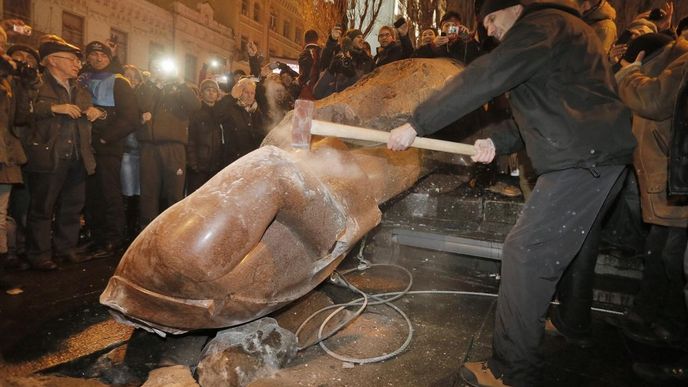 Demonstranti svrhli v ukrajinské metropoli sochu Lenina