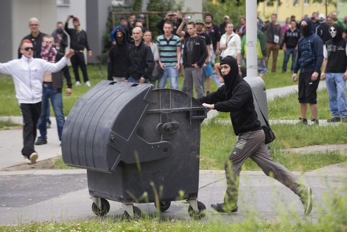 Demonstranti v Českých Budějovicích se pokoušejí dostat na sídliště Máj