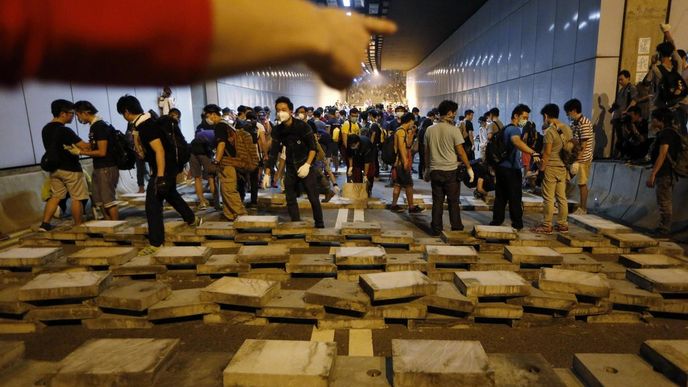 Demonstranti v Hongkongu blokovali podjezd. Policie proti nim zasáhla (foto ze 14. října 2014)