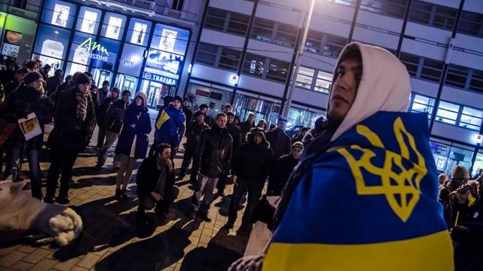 Demonstrující si přinesli ukrajinské vlasky a svíčky (autor: Monika Kovačičínová)