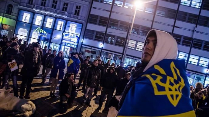 Demonstrující si přinesli ukrajinské vlasky a svíčky (autor: Monika Kovačičínová) Demonstrující si přinesli ukrajinské vlasky a svíčky (autor: Monika Kovačičínová)